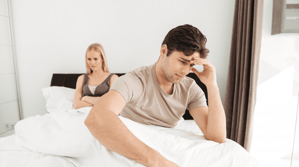 Casal sofrendo com disfunção erétil