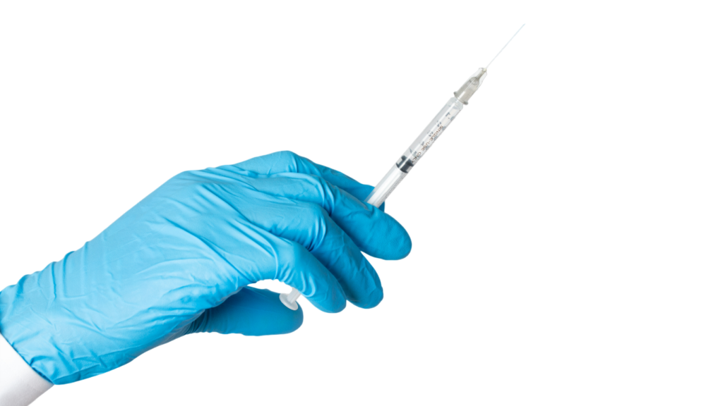 Médico explicando como funciona o urofill, com luva segurando uma seringa para aplicação