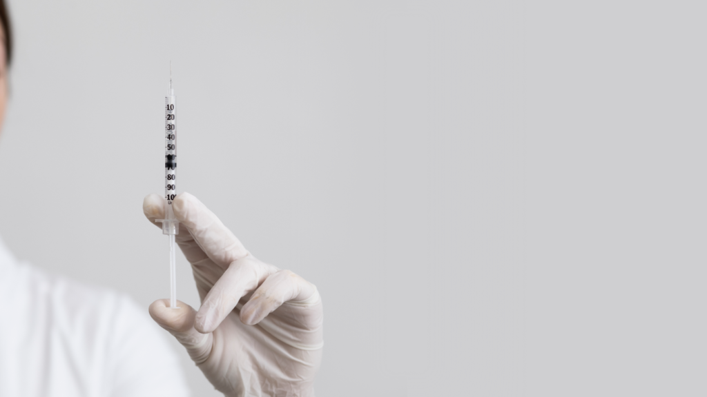 Médico com a seringa na mão, para aplicar Urofill em diabéticos