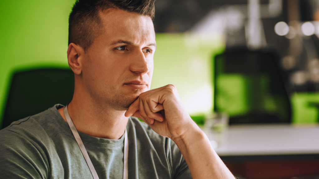 Homem pensando se deve consultar um urologista antes dos 40 anos