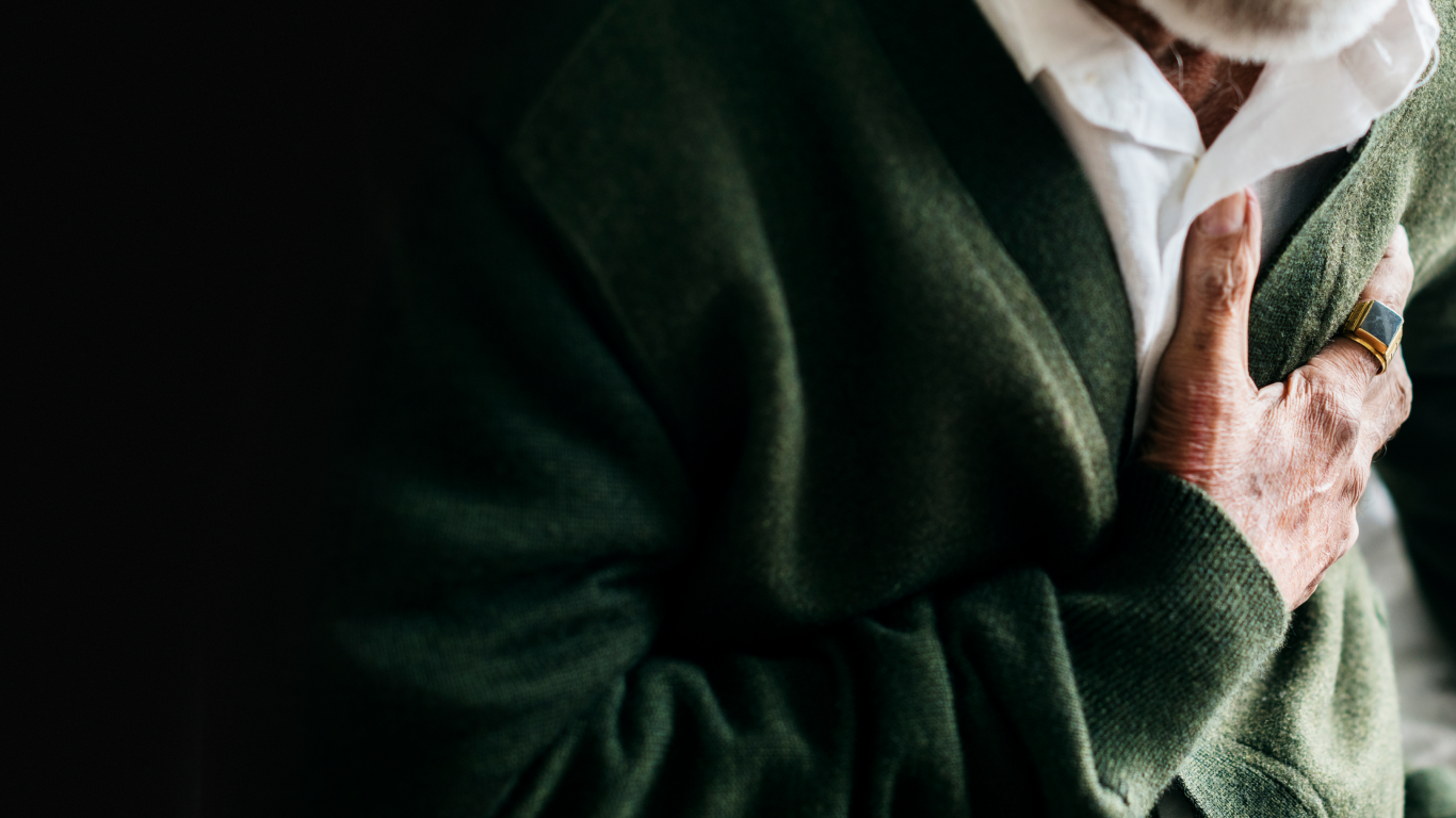 Homem com a mão no peito, pensando se cardiopatas podem usar a prótese peniana