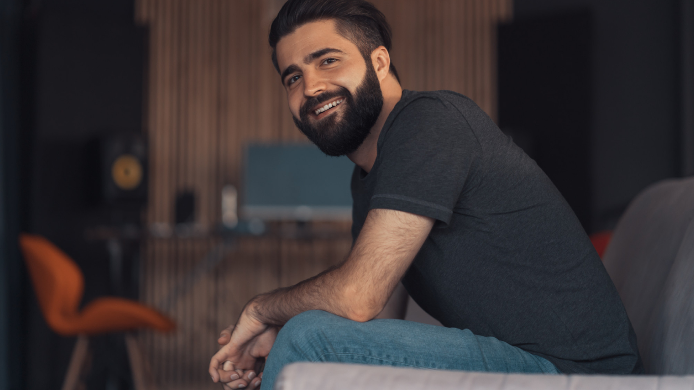 Homem sorrindo, satisfeito com a recuperação rápida do Urofill