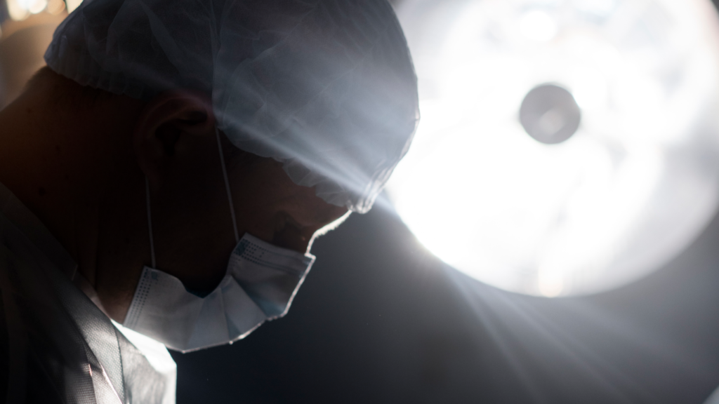 Médico fazendo cirurgias urológicas