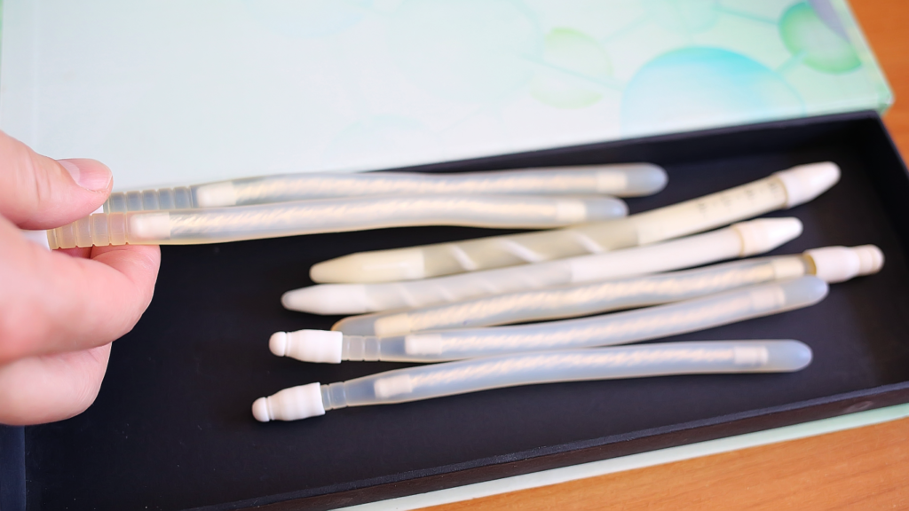 Prótese peniana sobre a mesa, maneiras para que o paciente reconquiste a confiança na vida sexual