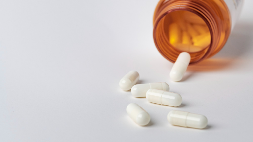 Medicamentos sobre a mesa, para aliviar a dor após a reversão de vasectomia