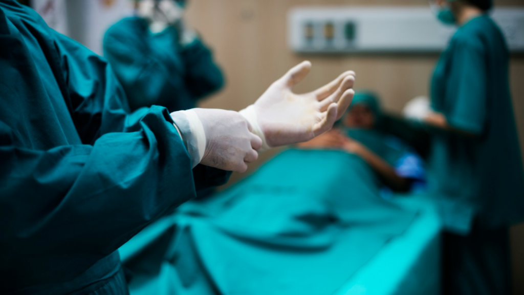 Médico tirando dúvidas do paciente sobre a reversão de vasectomia