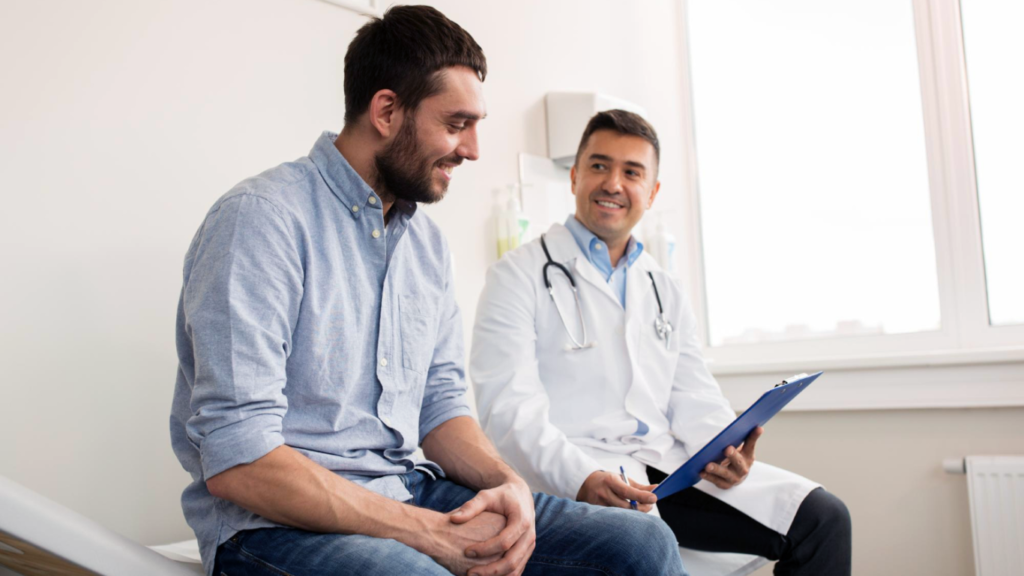 Paciente conversando com o médico sobre ereções firmes e duradouras