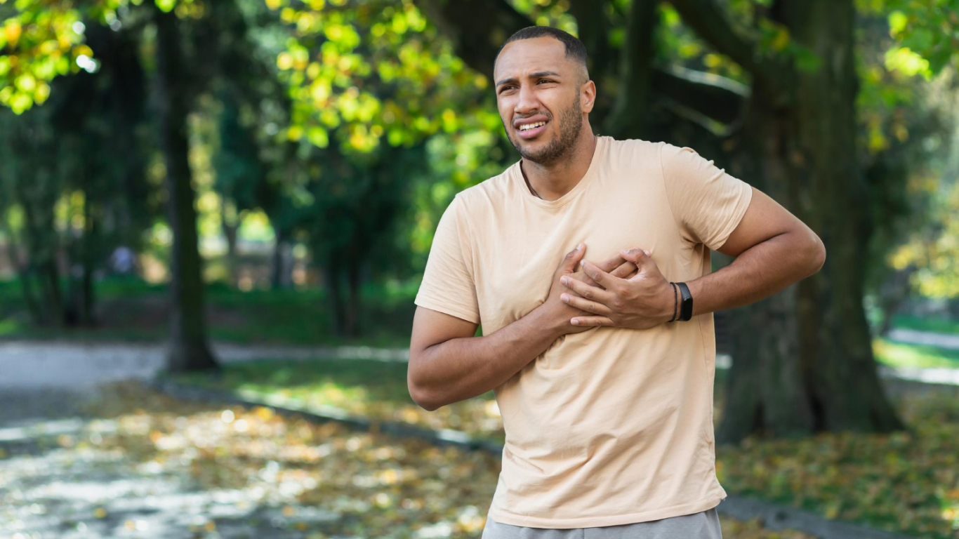 Homem cardiopata fazendo exercícios no parque, pensando em reversão de vasectomia