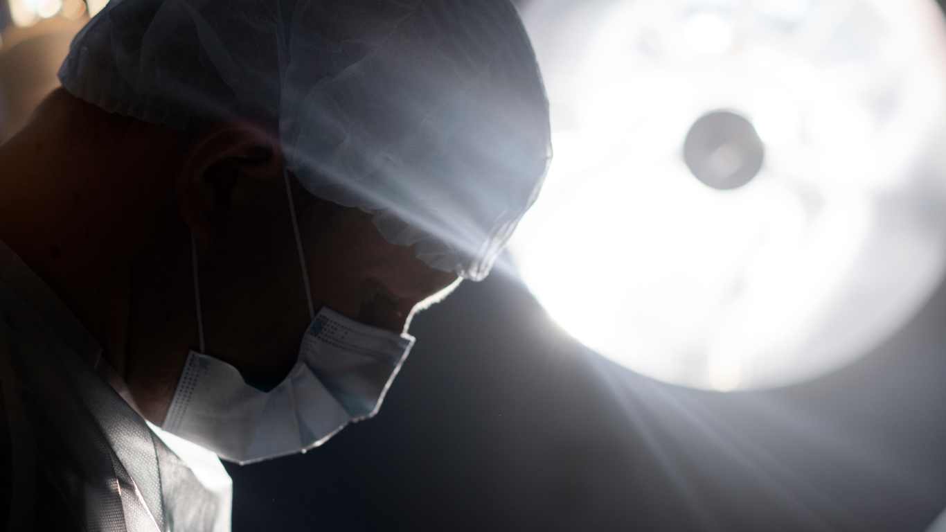 Médico fazendo cirurgias urológicas