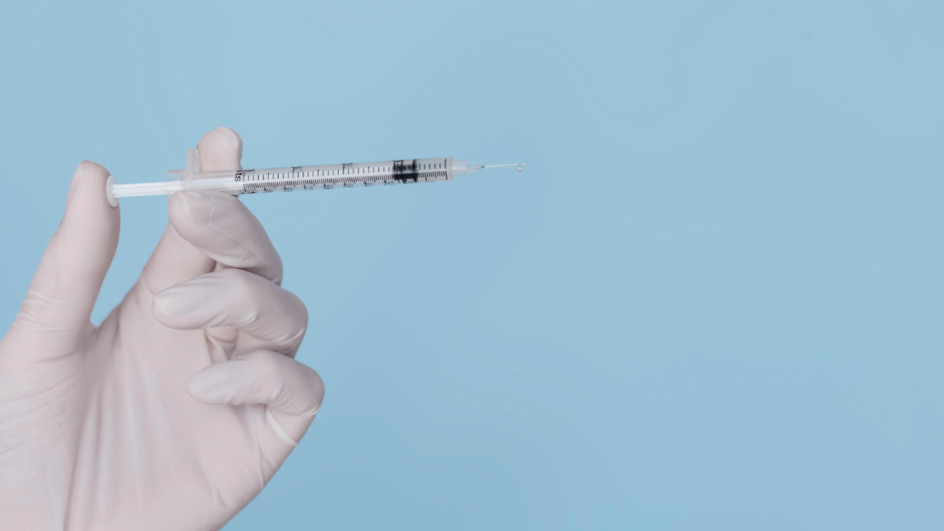 Médico com seringa na mão para aplicação em homem com volume peniano reduzido