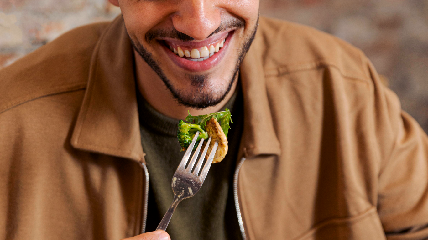 Homem comendo de forma saudável, ocupado com a relação entre micronutrientes e fertilidade