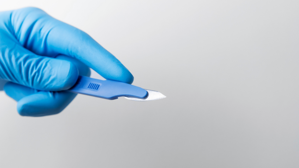 Médico segurando bisturi para o tratamento da Doença de Peyronie