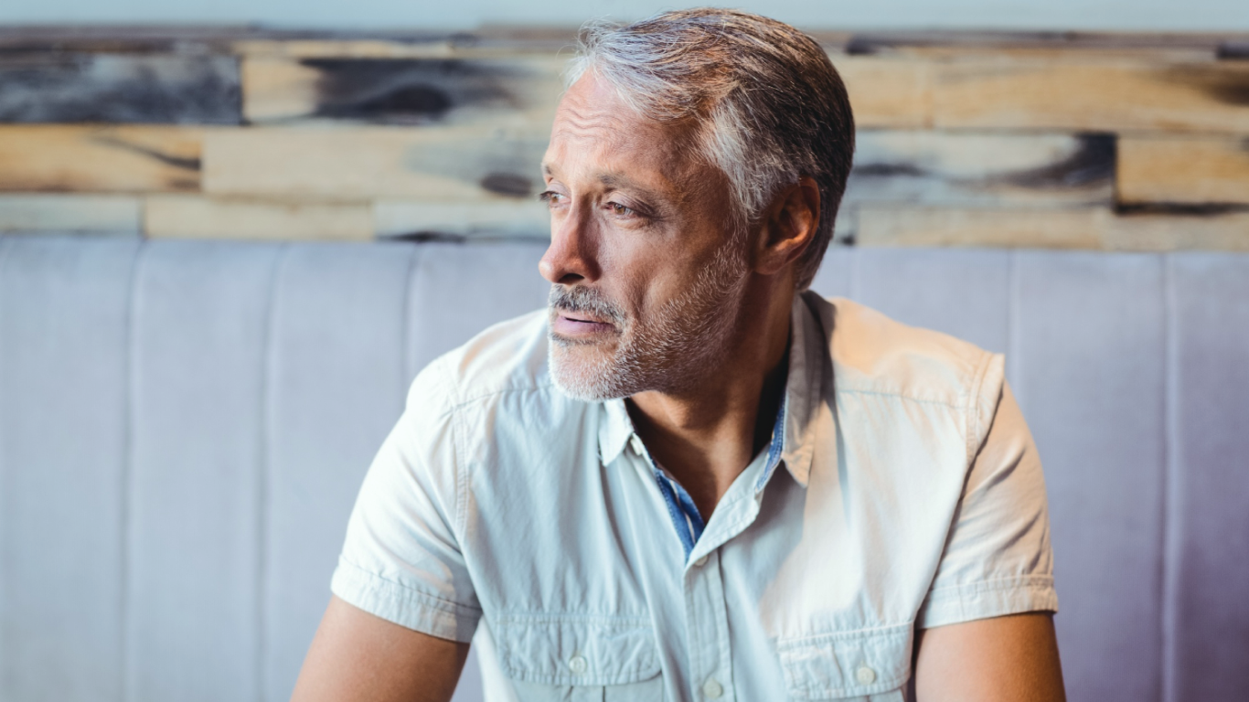 Homem pensando na sua saúde sexual com o câncer de próstata