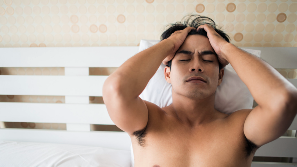 Homem sofrendo com as causas psicológicas da disfunção erétil