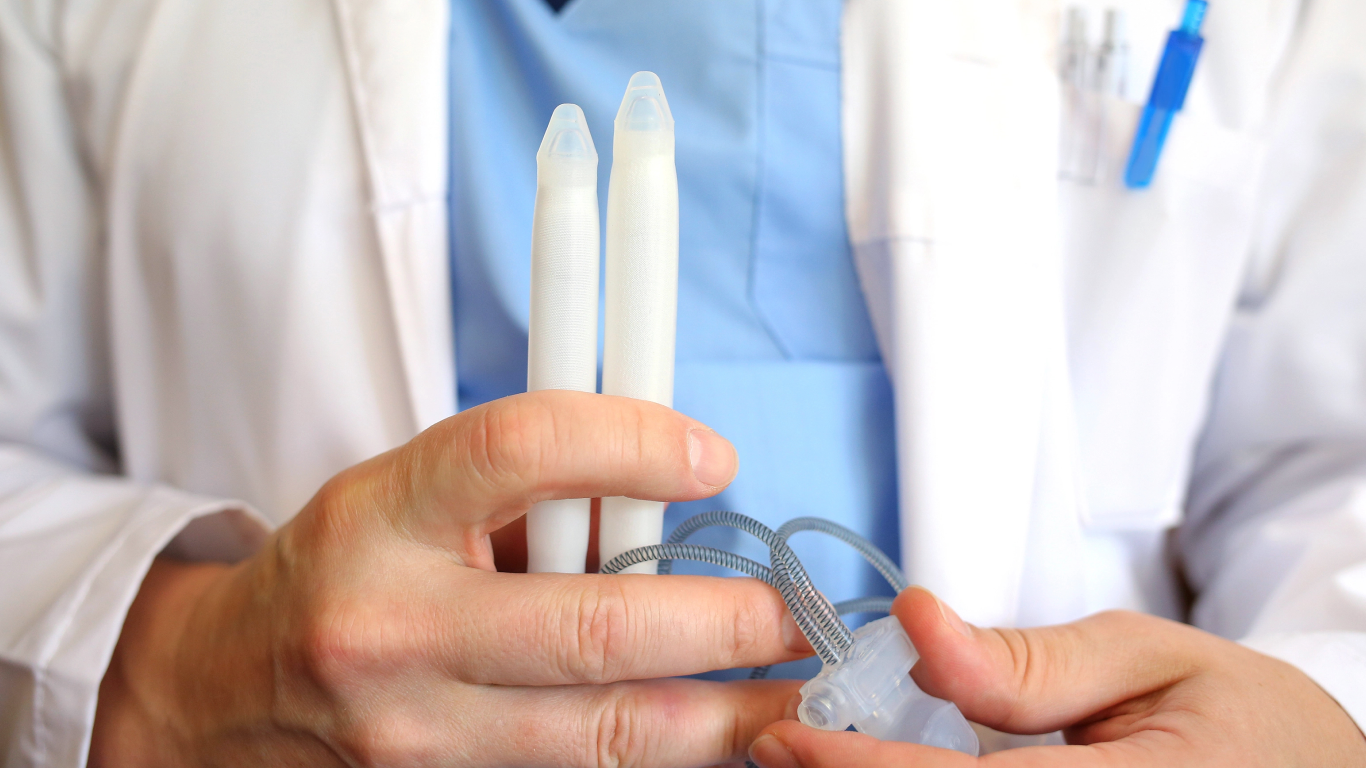 Médico explicando ao paciente se é seguro colocar prótese peniana