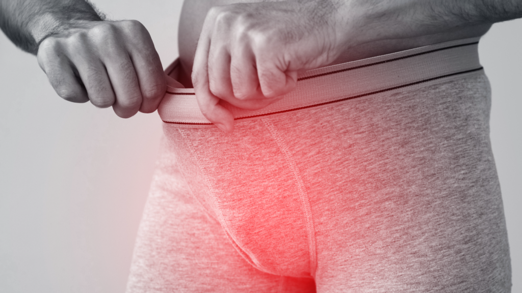 Homem sentindo incômodo na região genital, para falar sobre o tratamento da fimose