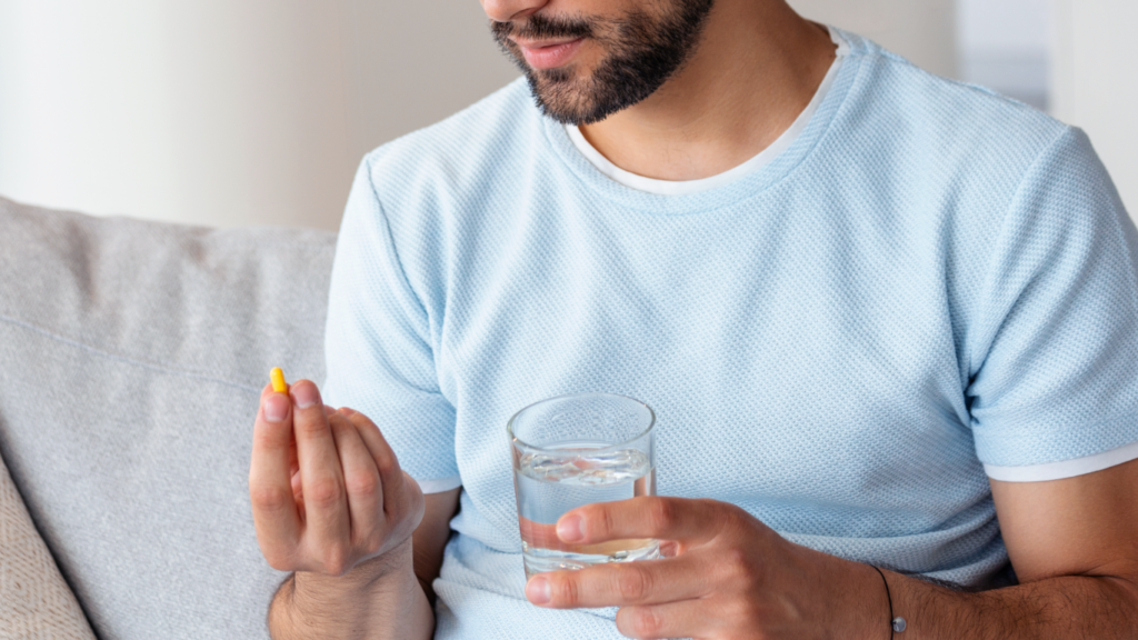Homem tomando um medicamento, pensando no que é bom para Peyronie
