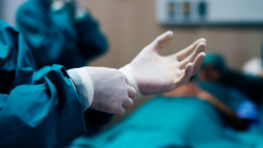 Médico iniciando uma cirurgia para colocar prótese peniana