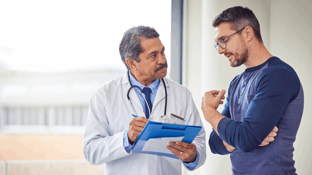 Médico explicando ao paciente se o pênis volta ao normal depois do tratamento para Peyronie