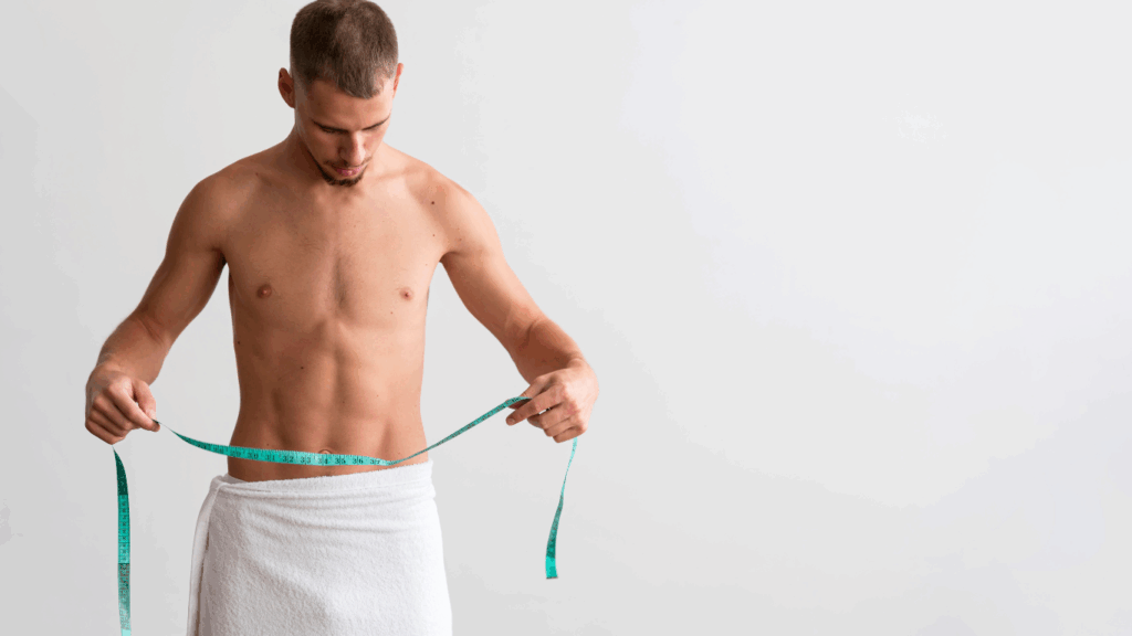 Homem segurando uma fita métrica e questionando se é possível engrossar o pênis.