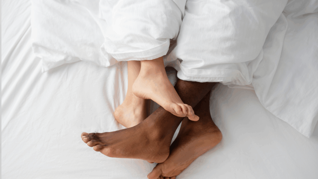Casal na cama, conversando sobre a vida sexual com a prótese peniana
