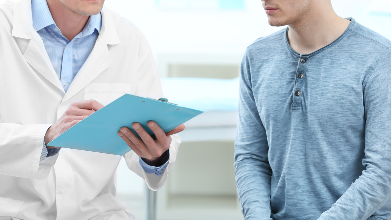 Médico explicando ao paciente como é a cirurgia de prótese peniana