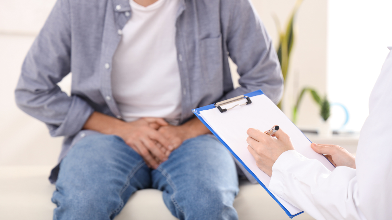 Médico explicando ao paciente se a fimose pode piorar com o tempo