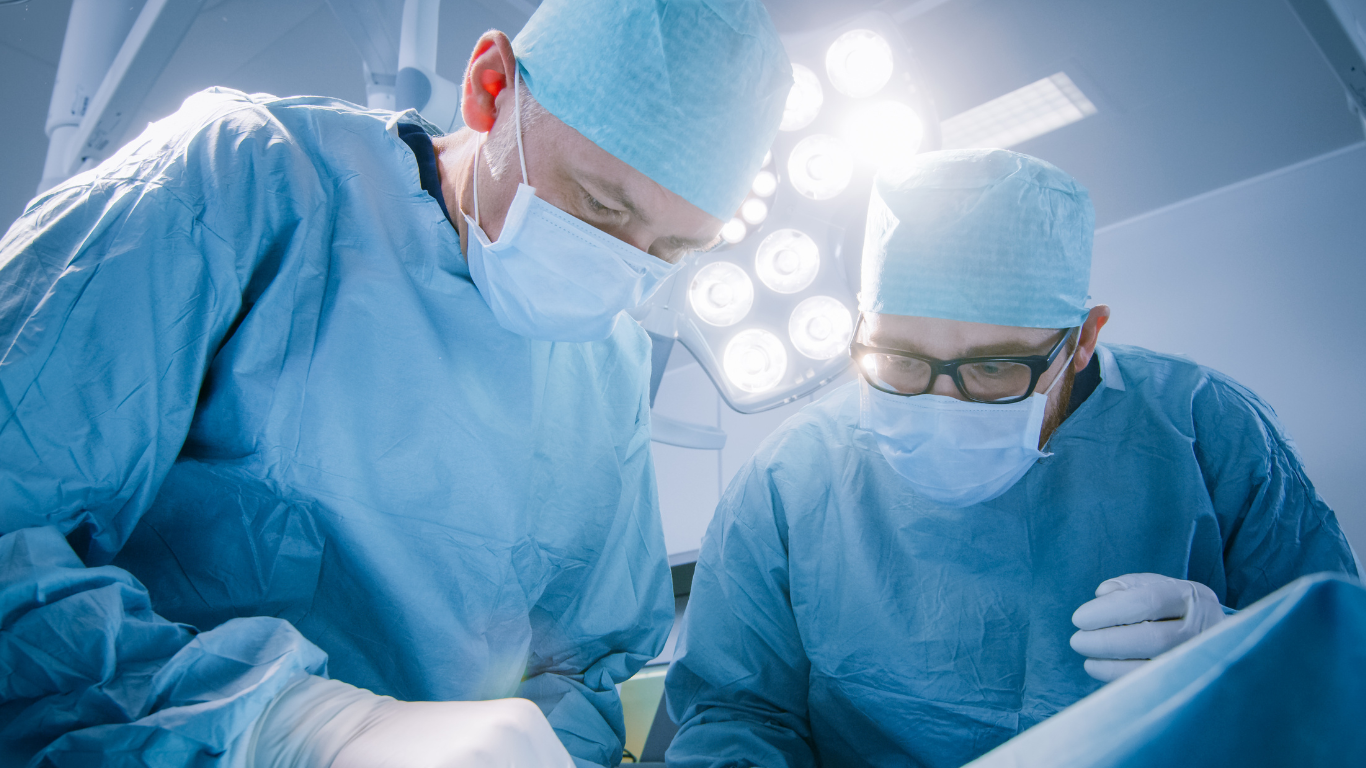 Médico realizando uma cirurgia de engrossamento peniano